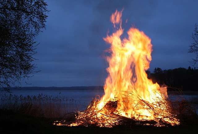 Fogata encendida representando el fuego silencioso de la inflamación crónica en el cuerpo
