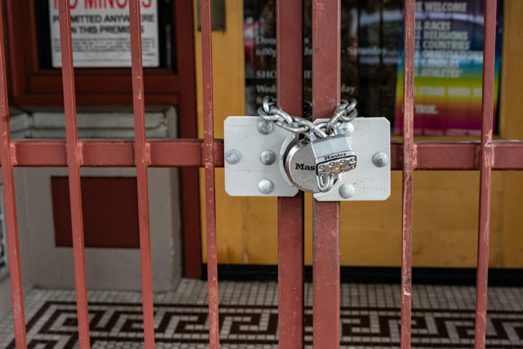Llave abriendo una puerta, metáfora de la insulina y la célula en la resistencia a la insulina